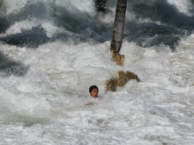 foto tsunami jepang , tsunami jepang, tsunami papua