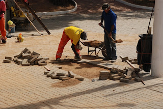  Prefeitura atua na Feirinha, com a recomposição do piso intertravado, fazendo o nivelamento do solo, e na colocação de um novo revestimento no banheiro masculino