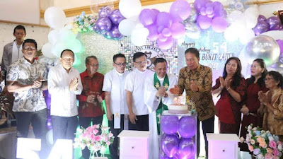 Bupati FDW beserta Istri Beribadah Syukur Bersama Jemaat GMIM Bukit Zaitun Beringin