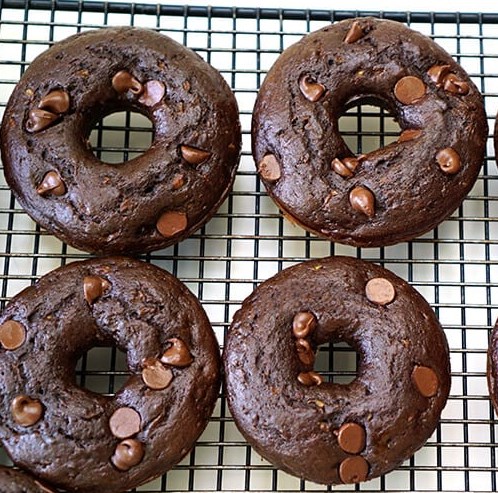 DOUBLE CHOCOLATE ZUCCHINI CAKE DONUTS #healthy #diet