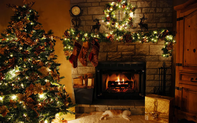 Árvore de Natal, presentes e chaminé