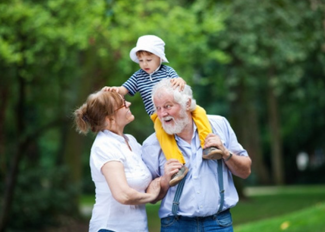 Festa dei nonni: 1 su 3 aiuta i bilanci della famiglia