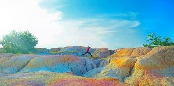SAFAHAD - Ada objek wisata alam yang terhitung baru di tanah air. Kali ini dari ibukota Riau, Pekanbaru. Namanya adalah Rainbow Hills.