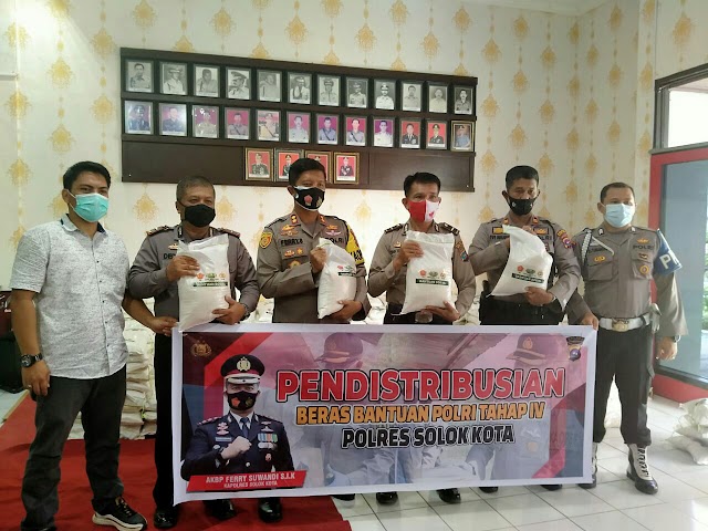 Kapolres Solok Kota Serahkan Bantuan 10 Ton Beras Polri Tahap IV