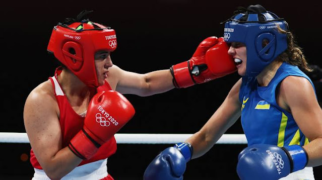 Chen was on the defending end while Borgohain showered her punches [Courtesy: Reuters/Buda Mendes]