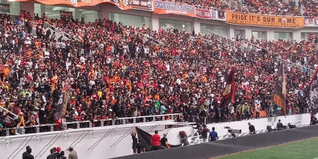 Pagar Pembatas JIS Roboh Akibat Ulah The Jakmania Pagar Pembatas JIS Roboh Akibat Ulah The Jakmania