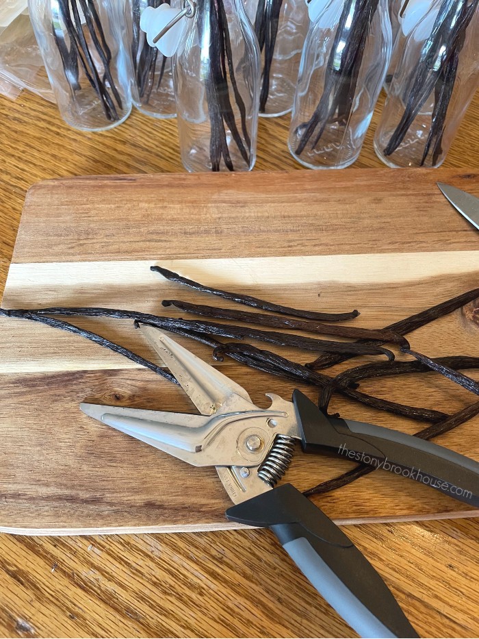 cutting vanilla beans with kitchen shears