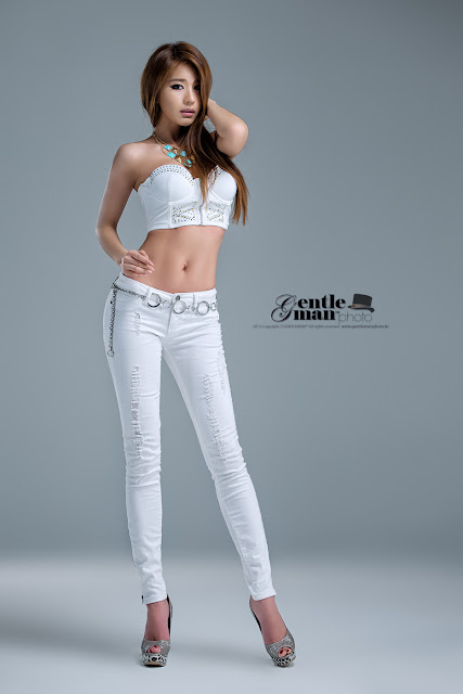 Park Si Hyun Sexy in white jeans