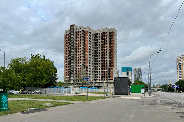 улица Милашенкова, заброшенный недостроенный жилой дом для сотрудников МЧС (в процессе сноса)