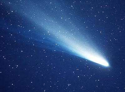 O cometa Halley é o mais conhecido de todos os cometas. Sendo observado desde a antiguidade, este cometa volta a cada 76 anos (aproximadamente). Sua última aparição no nosso céu foi em 1986, a próxima será para o ainda longínquo ano de 2061. Vamos saber um pouco mais sobre este interessante objeto celeste.    O cometa Haley tem sido observado desde a antiguidade. Temos registo de ter sido observado no ano de 240 a.C. por astrónomos chineses. Uma das aparições mais famosas do cometa Halley deu-se no ano de 1066, tendo tal ocorrência ficado representada na tapeçaria de Bayeux, um tapete bordado do séc. XI, onde se descrevem alguns eventos relacionados com a conquista normanda da Inglaterra por Guilherme II da Normandia (posteriormente Guilherme I de Inglaterra, o Conquistador). O cometa Halley surgiu nesse mesmo ano, tendo ficado associado a essa conquista.  Em 1682, o cometa volta a surgir no céu e foi observado pelo astrônomo Edmond Halley. Mais tarde, Edmond Halley descobre uma relação entre a aparição de um cometa em 1531, outra em 1607 e o cometa que surgiu em 1682 que ele próprio tinha observado. Ao analisar as características destas 3 observações, descobriu que na realidade tratava-se do mesmo cometa. Essa descoberta estava de acordo com a lei da gravitação recém formulada por Isaac Newton. Edmond Halley previu então o regresso do cometa em 1758, que de fato ocorreu, confirmando a descoberta deste astrônomo.   Infelizmente Edmond Halley faleceu em 1742, não tendo visto o regresso do cometa. Em homenagem ao seu descobridor, este cometa passou a ser chamado de cometa Halley.  O surgimento de cometas frequentemente causou medo e surpresa aos seus observadores. O cometa Halley não é exceção. Um exemplo disso foi o regresso do cometa Halley em 1910, quando devido à descoberta da existência de gás venenoso na cauda do cometa, muita gente especulou que isso iria envenenar a Terra matando muita gente. Como é evidente tal não aconteceu.  A última passagem do cometa Halley foi em 1986, e não foi tão espetacular como em outras ocasiões. Porém, esta passagem do cometa foi aproveitada para a observação com sondas espaciais enviadas da Terra: sonda Giotto, Vega 1, Vega 2, Suisei, Sakigake, ISEE-3/ICE.  O cometa Halley (também designado por 1P/Halley) tem um núcleo com forma irregular com cerca de 15 km de comprimento e 8 km de largura. A sua cauda pode chegar a milhões de km de comprimento quando está próximo do Sol, diminuindo o seu tamanho à medida que se afasta. A órbita do cometa Halley tem o seu periélio (ponto mais próximo do Sol) a cerca de 0,6 UA e o seu afélio (ponto mais longe do Sol) a 35,1 UA.  O cometa Halley está associado a duas chuvas de meteoros: Eta Aquáridas (visível entre finais de Abril a finais de Maio) e Oriónidas (visível no mês de Outubro).