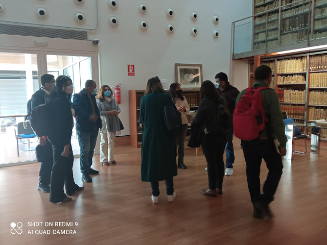 Visita de profesores de la Universidad de Nepal a la Biblioteca General María Moliner y a nuestro Fondo Antiguo