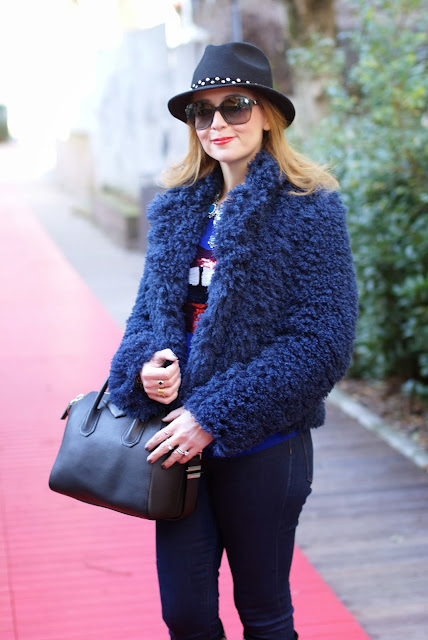 So Allure fake fur jacket, Givenchy Antigona bag, black small Antigona, Fashion and Cookies, fashion blogger