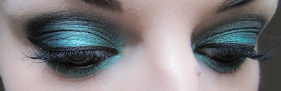 http://chroniquedunemakeupaddict.blogspot.com/2012/04/make-up-avec-la-palette-hyperreal-green.html