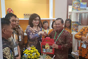 Bupati Tetty Paruntu Berikan Oleh Oleh Khas Minsel Di APKASI Otonomi Expo 2019