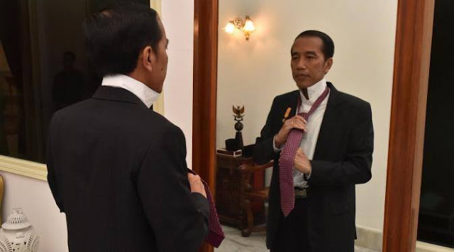 Jokowi Pasang Dasi dan Menunggu Dibully Hatersnya