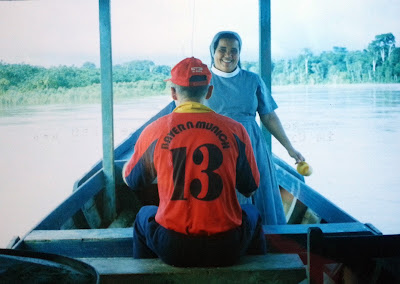 Als Kaptän auf dem Rio Jurua im Nordwesten Brasiliens. Der 3.283 Kilometer lange Juruá ist ein Nebenfluss des Amazonas in Peru und Brasilien. Auf insgesamt 1.823 Kilometer Länge ist der Juruá schiffbar.