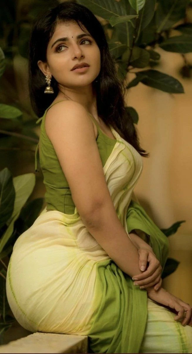 Iswarya Menon Hottest and Sexiest looks of All Time in Saree, Iswarya Menon Sexy nevel show in Saree, Iswarya Menon sexy thighs and Butt, Iswarya Menon hot boobs and Cleavage show, Iswarya Menon lovely smile, Iswarya Menon sexy Nevel show