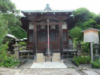 本堂の本尊は千手観音像を祀った寺