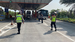 Satgas Ops Ketupat Lodaya 2024 Polres Indramayu Atur Lalulintas dan Jaga Keamanan di Gate Tol Cikedung