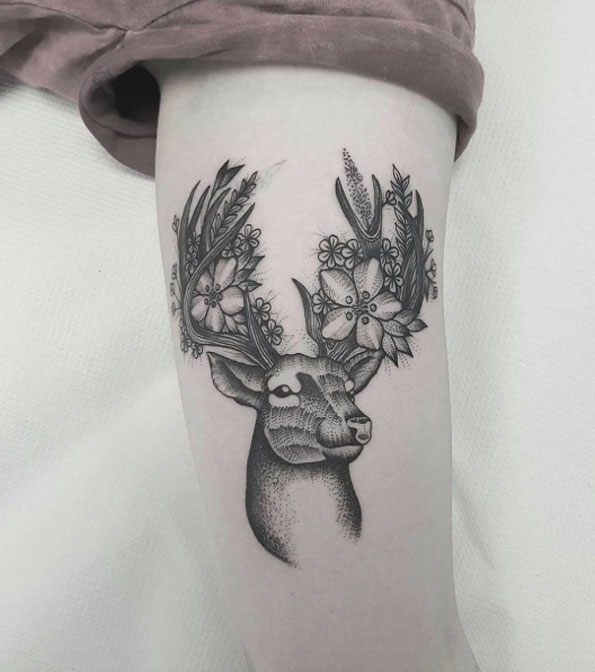este_belo_floral_veado_tatuagem