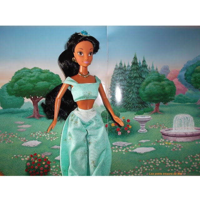 Poupée Barbie Disney Aladdin : Princesse Jasmine de 2009 en tenue de 1995.