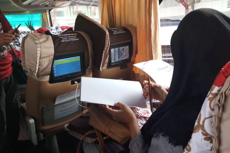 Perbedaan formasi antara kursi lantai atas dan bawah berdampak ke adanya perbedaan harga. Namun seluruh kursi tetap menggunakan material, ukuran, dan fasilitas yang sama. Selain headrest monitor ukuran 10 inci, tiap kursi juga dilengkapi port USB, sandaran kaki dan bisa disetel untuk posisi tidur.