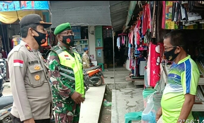 Danramil 01/Ranai Bersama Kapolsek Bunguran Timur Ikut Turun Merazia Masker di Pasar Tradisional Ranai