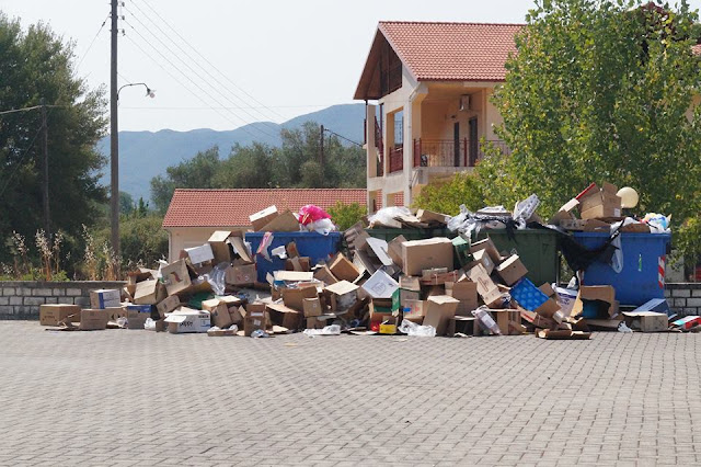 Θεσπρωτία: Βουνό από σκουπίδια στην πλατεία της Μαζαρακίας (+ΦΩΤΟ)