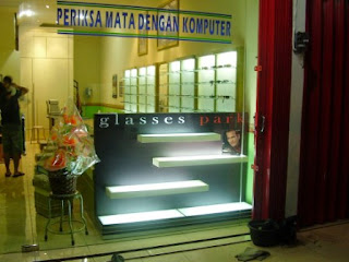 Etalase Depan - Front Display Semarang