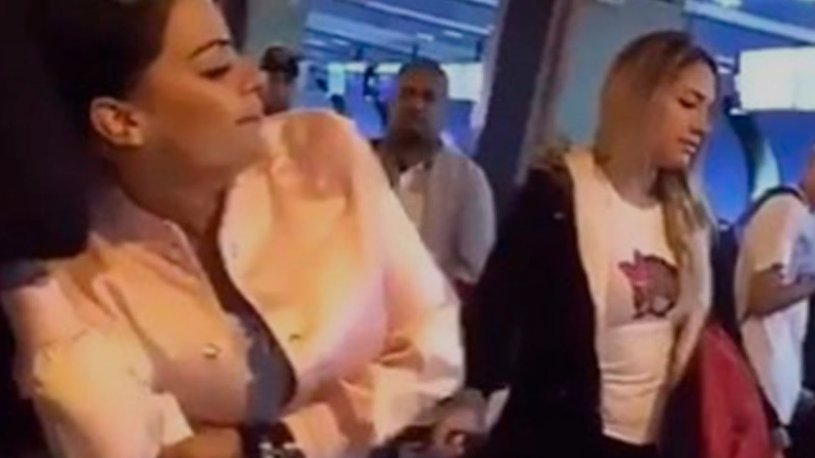 Mujer "cacha" a su esposo con su amante en aeropuerto, a punto de irse de vacaciones (VÍDEO) 