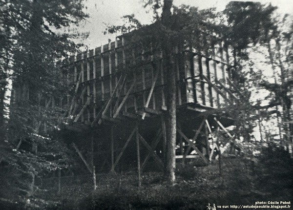 Beaulieu-en-Argonne - L'ermitage de Saint-Rouin, Chapelle  Construction: 1954 - 1961  Architecte: Le père Rayssiguier  Aménagement (Baptistère, bénitier, confessionnal, croix de l'autel, porte): Pierre Székely  Dessins des vitraux, décoration extérieure: Kimié Bando  Vitraux (exécutions): Atelier Bony