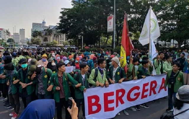 Mahasiswa Geruduk DPR, Ah yang Bener?