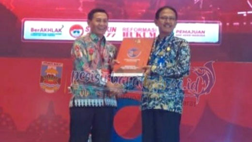 Agus Istiqlal Terima Penghargaan Kabupaten Peduli Ham