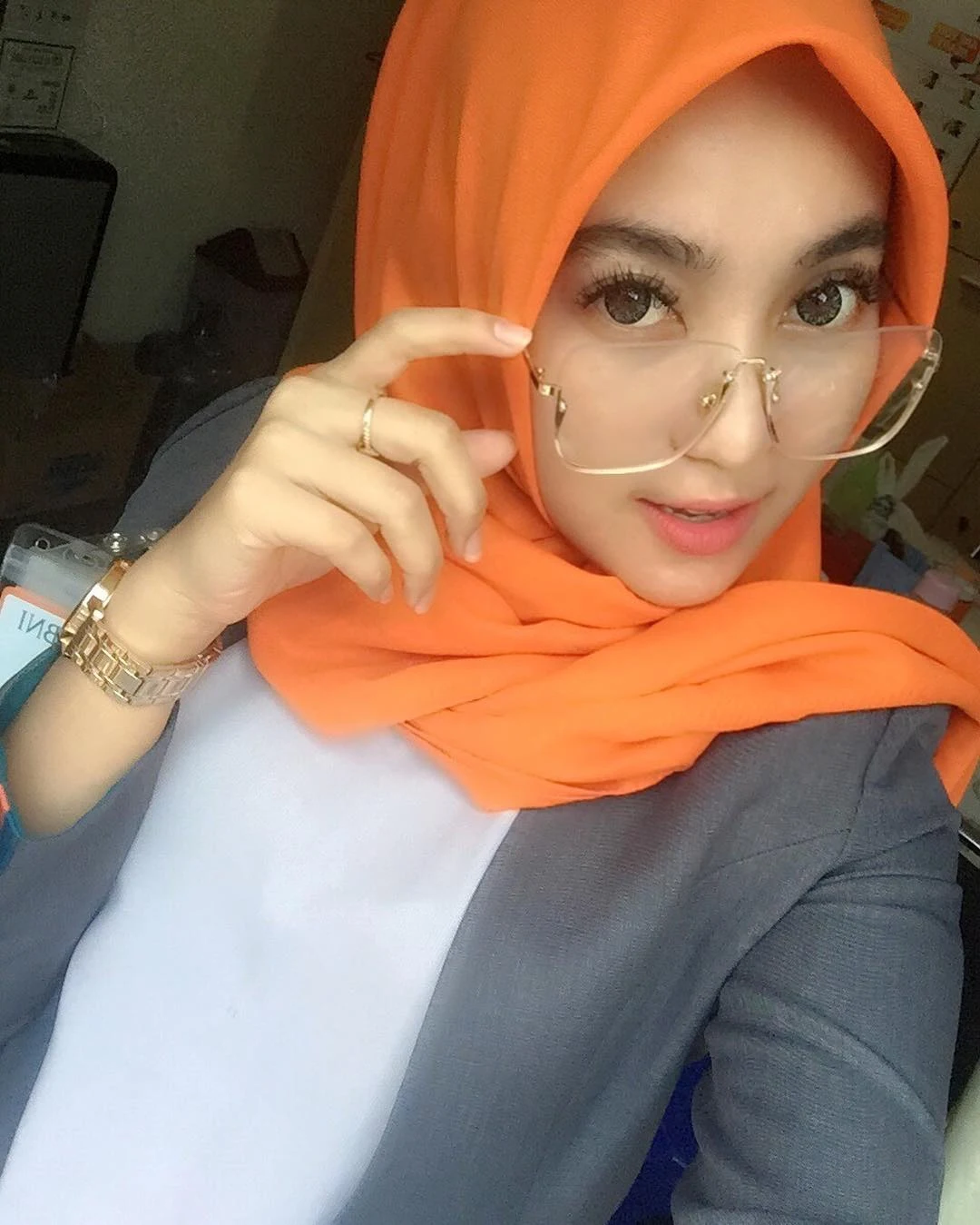 Koleksi Foto Teller Bank BNI pakek Jilbab Cantik Terbaru