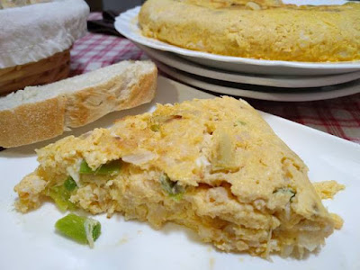 Tortilla de bacalao y ajos tiernos