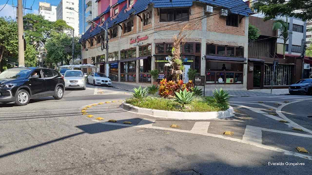 Esquina da Rua Manuel Guedes com Jerônimo da Veiga.