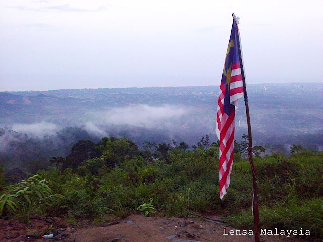 Bendera Malaysia di puncak Bukit Maras