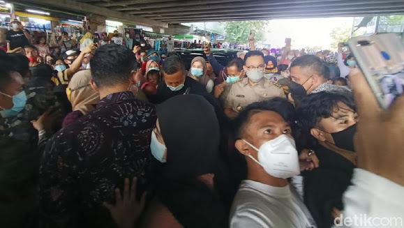 Heboh.. Anies Diserbu Emak-emak Minta Selfie di Tanah Abang