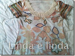 Adoro esta blusinha, mas estava encostada devido ao tamanho do decote. Como agora o croche está na última moda, arrumei uma solução!
