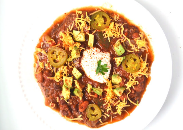 This slow cooker BBQ chili is simple to make and loaded with protein and vegetables for a hearty meal! www.nutritionistreviews.com