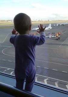 Bức ảnh em bé 10 tháng tuổi trong vụ máy bay Nga lan truyền khắp thế giới