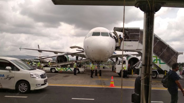 PULUHAN PENERBANGAN DI SOEKARNO HATTA BATAL KARENA LETUSAN GUNUNG AGUNG