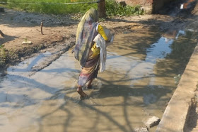 रास्ते में भरे कीचड़ में लोग गिरकर आये दिन होते हैं घायल फिर भी नहीं कोई समाधान।