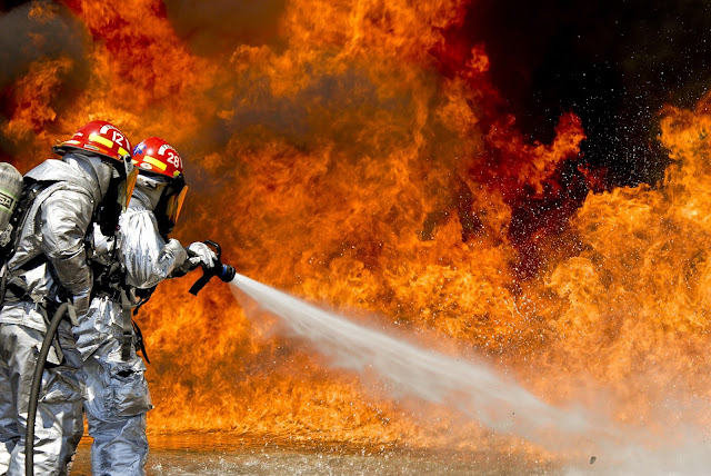 Imagen de bomberos sofocando intensas llamas