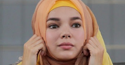 13 Gaya Fashion Hijab Ala Artis Terbaru 2018  Model Baju 
