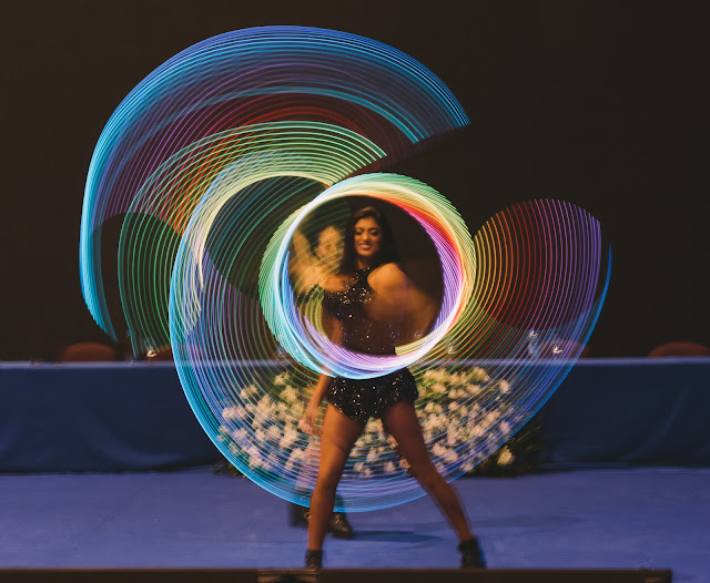 Artistas com bambolê led de Humor e Circo Produtora em performance de abertura no rj.