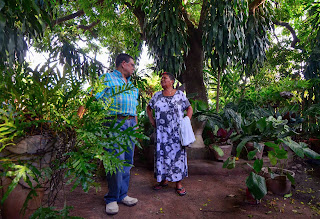 Cicerón Barros, alcalde, junto a la ganadora del festival de flores y calaguas. Urumita, La Guajira