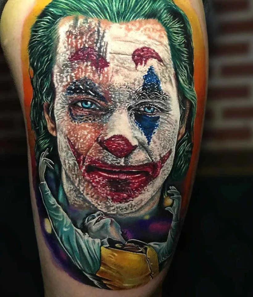 Tatuaje realista del joker interpretado por Joaquim Phoenix