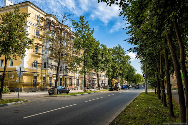 Улица среди зданий и деревьев