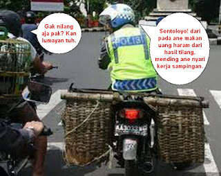 Foto Meme Kocak Pak polisi cari kerja sampingan!